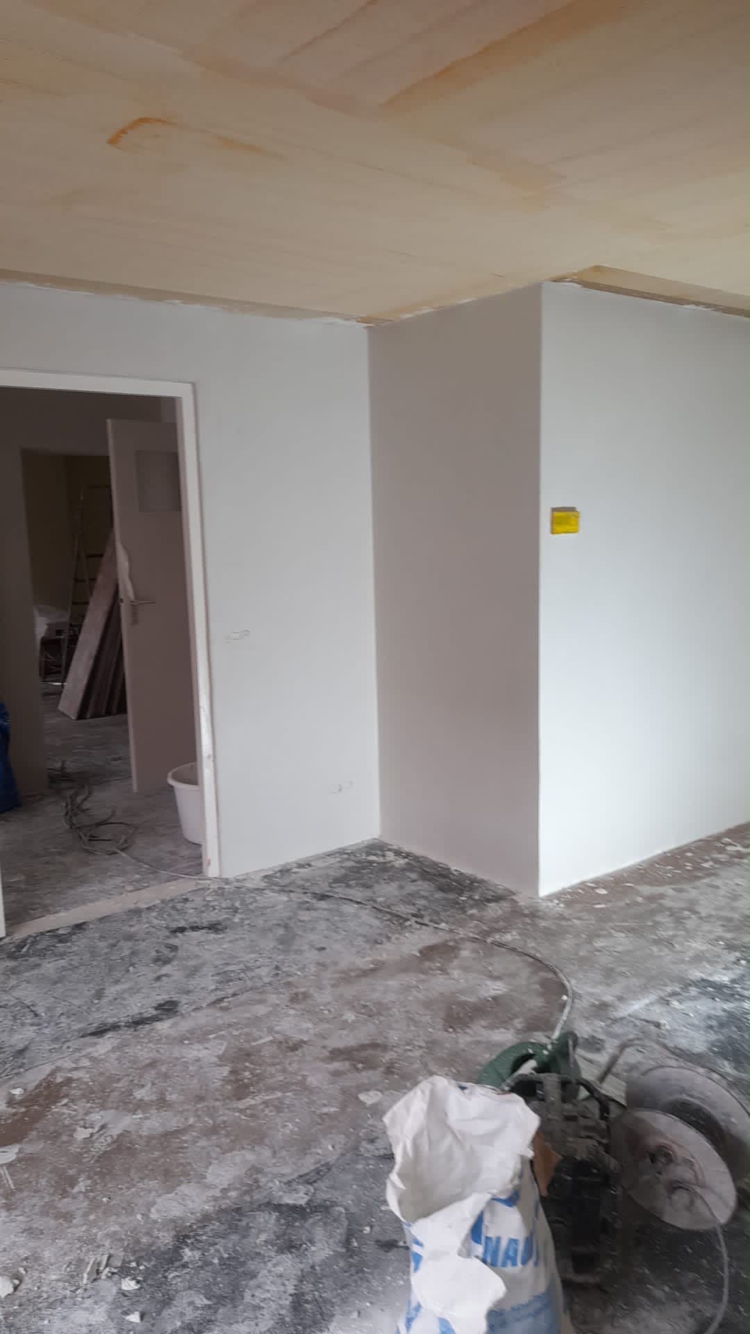 Gestucte hoekwand en doorgang tijdens een woningrenovatie