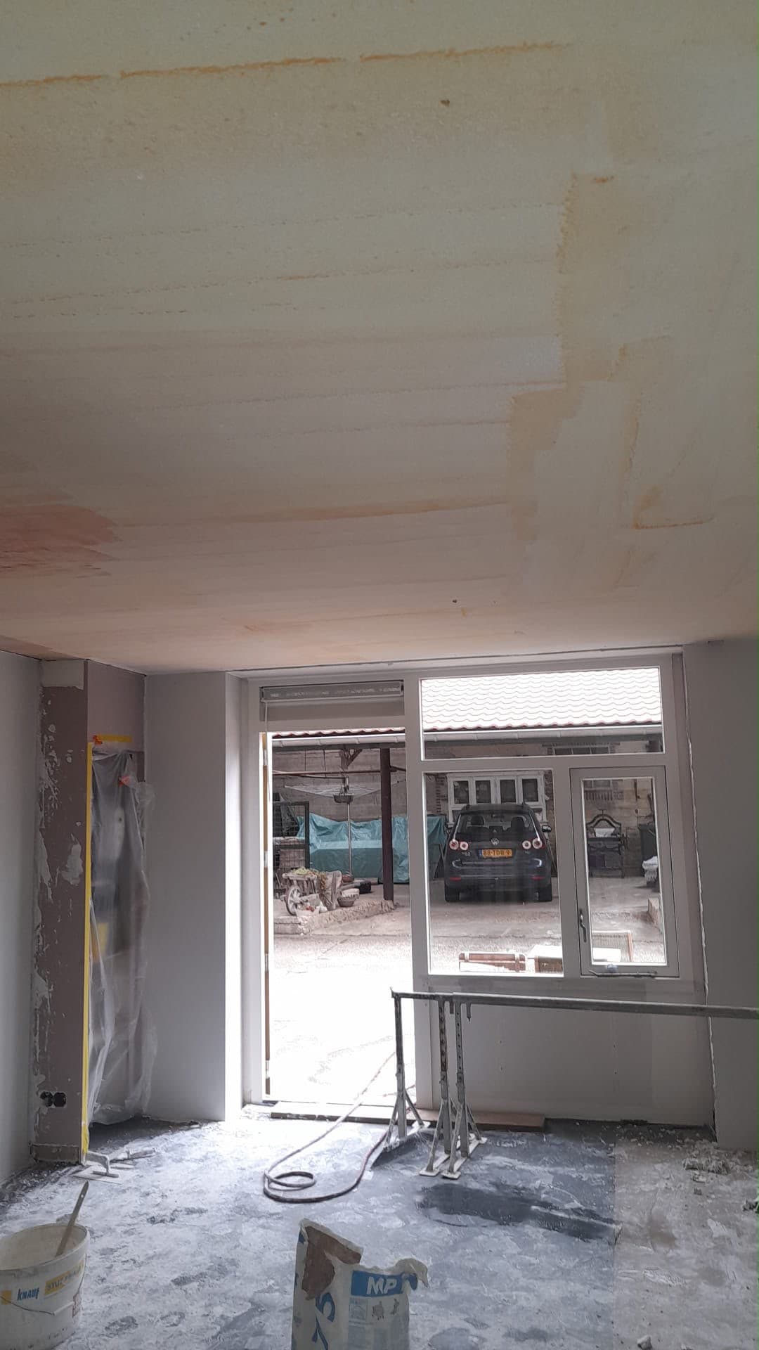 Vers gepleisterd plafond en wand tijdens een verbouwing