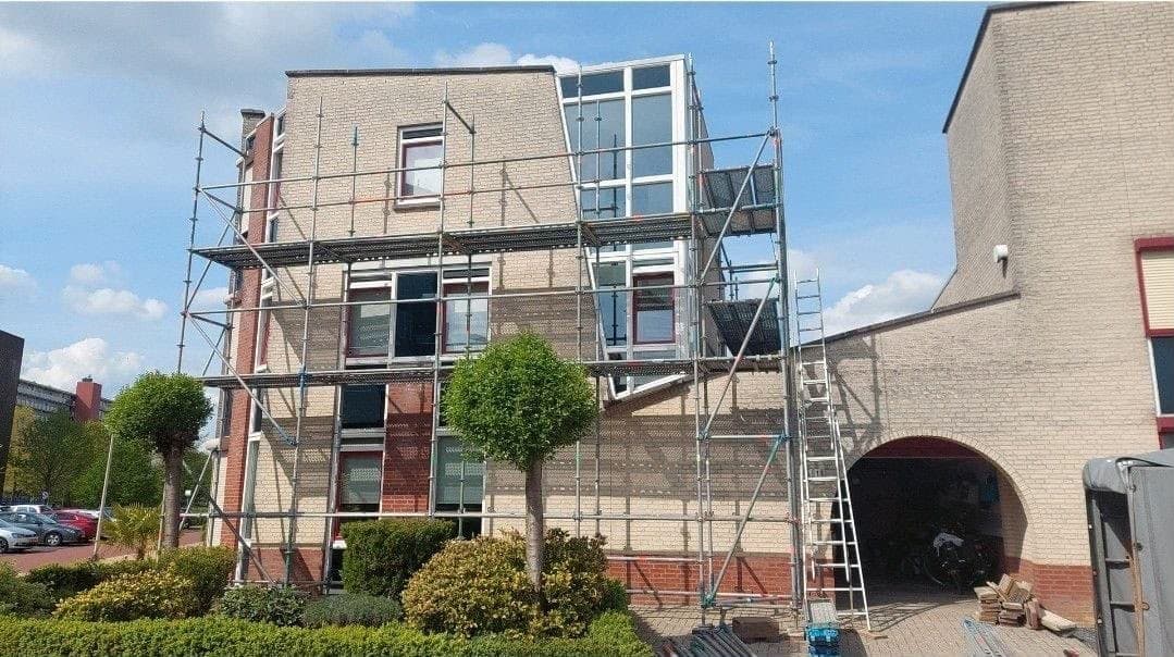 Woning in de steigers tijdens een gevelrenovatie in Parkstad